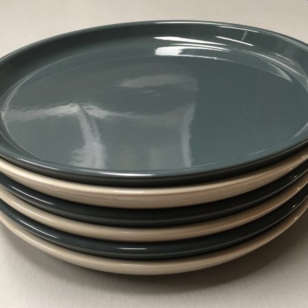 assiettes bleu canard et blanches